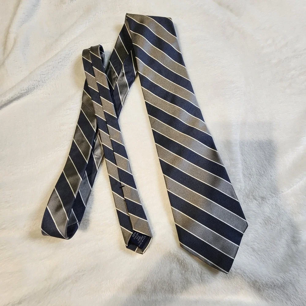 Paul Fredrick Men's Silk Tie 100% Italian Silk Silver Blue Stripe Made In USA